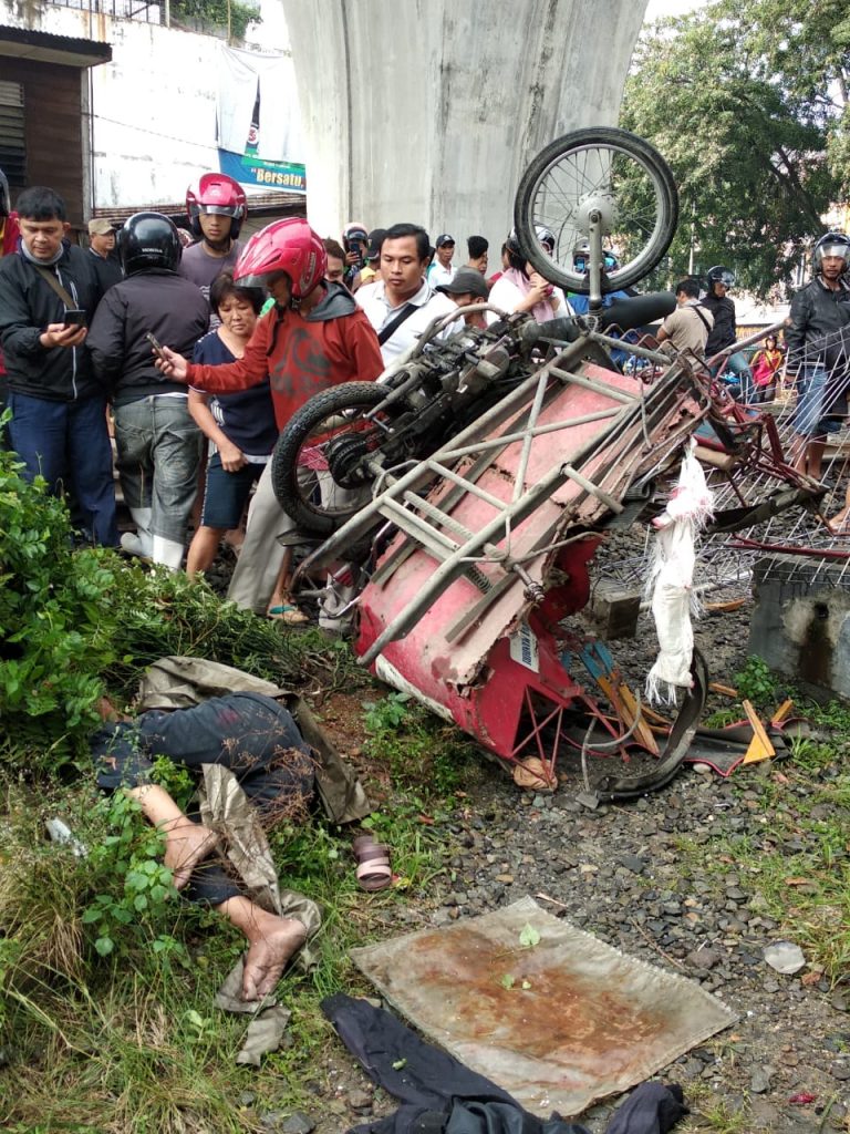 Terobos Palang Perlintasan, Pengemudi Betor dan Penumpangnya Tewas Setelah Ditabrak Kereta Api