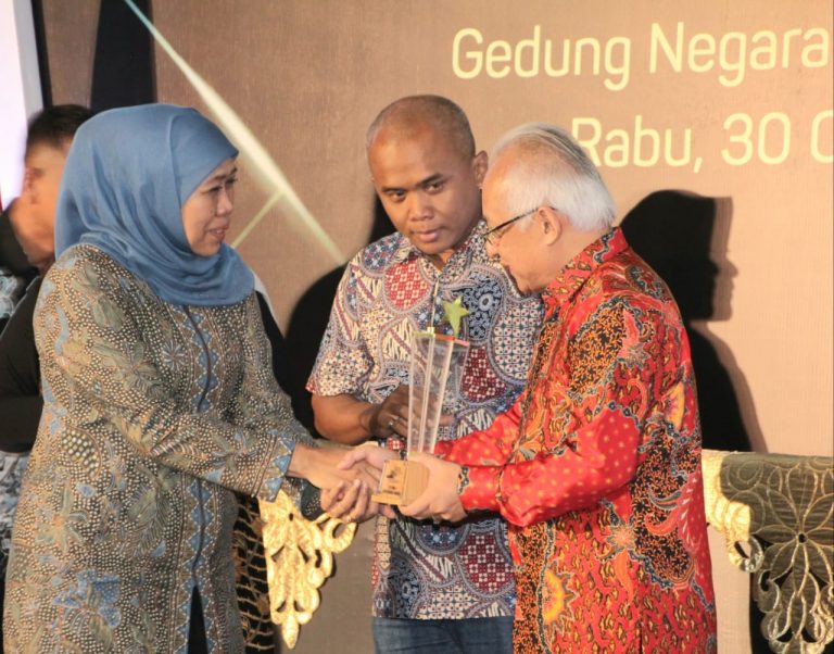 Peduli Dunia Penyiaran, Gubernur Khofifah Raih Penghargaan KPID Award 2019