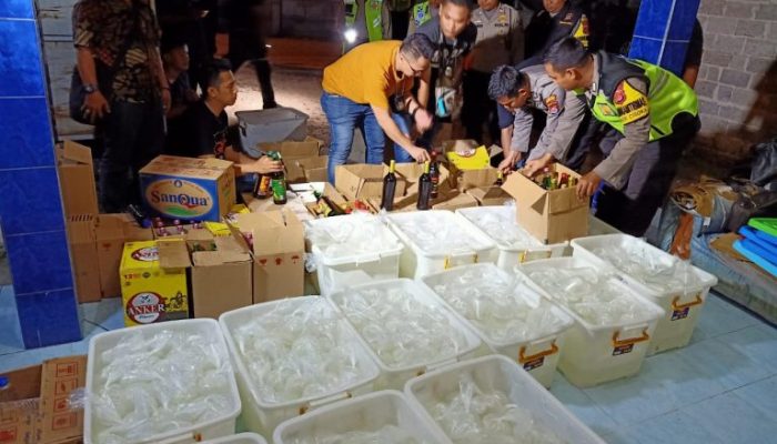 Jelang Pilkades, Kapolsek Cisoka Amankan Ratusan Botol Miras