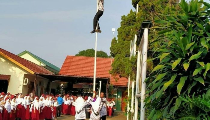 Viral Aksi Guru Naik Tiang Bendera Saat Upacara Peringatan Hari Guru