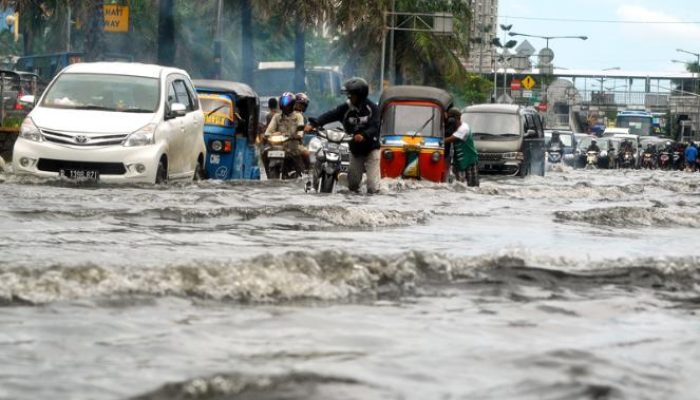 Hujan sebabkan genangan di sejumlah ruas jalan di Jakarta Selatan