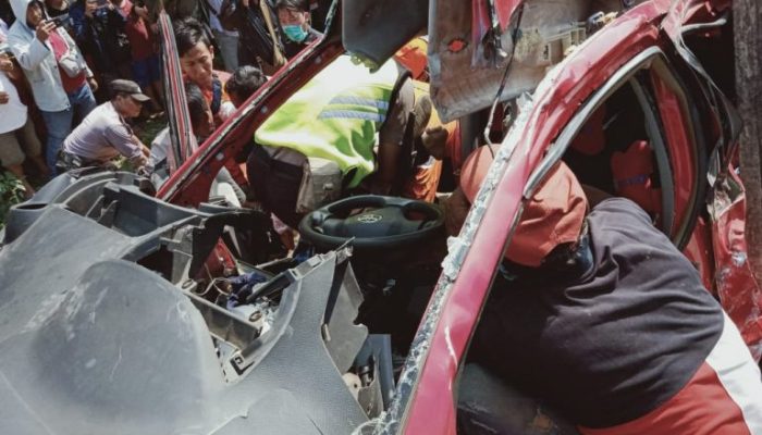 Toyota Yaris Ringsek Ditabrak Kereta Dua Tewas