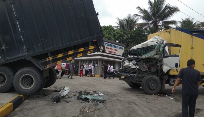 Diduga Rem Blong, Dua Truk Boks Kecelakaan di Tol Bocimi
