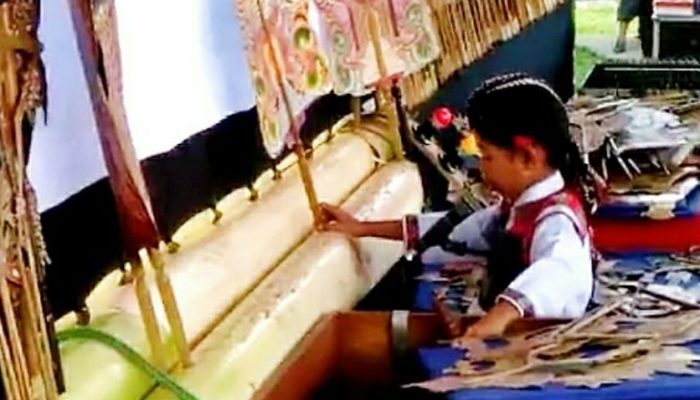 Pentas Dalang Cilik Mencuri Perhatian Pengunjung Oemah Tahu Sumedang