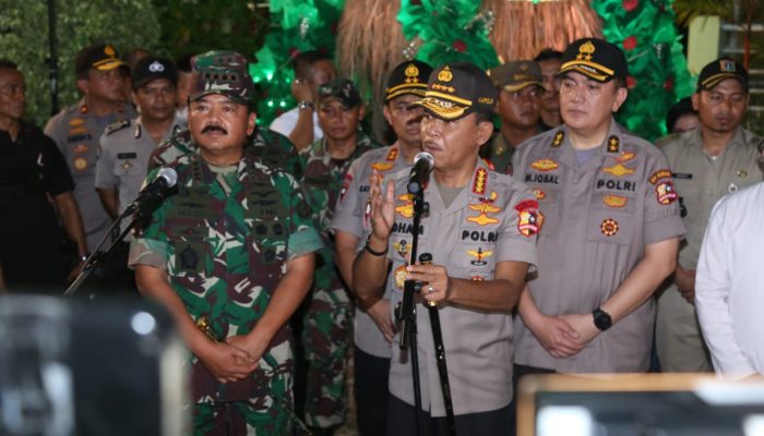 Kapolri dan Kabaharkam Tinjau Gereja di Malam Natal