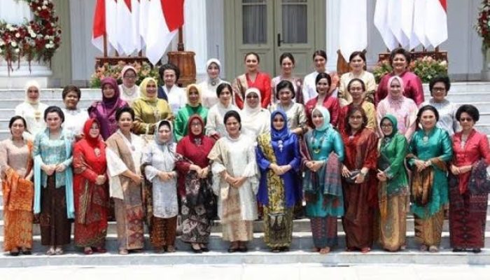 Lewat Jalan Sehat, Para Istri Menteri Adakan Berbagai Program Sosial