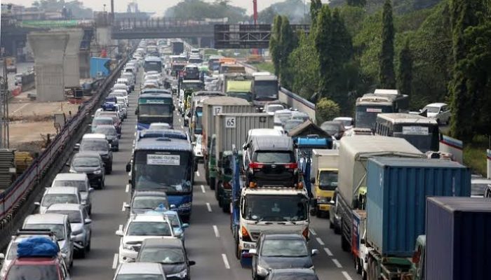 Sejumlah titik jalan Tol Jakarta-Cikampek padat