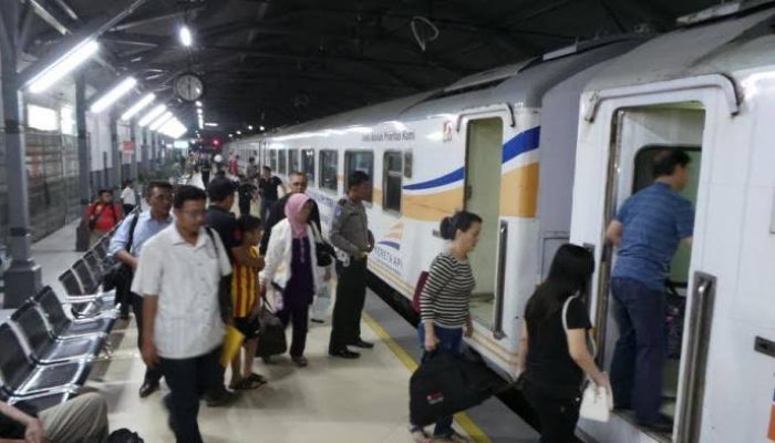 Penumpang kereta api di Surabaya capai puncak, tembus 49.000/hari