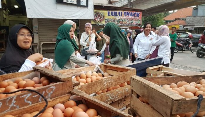 Jelang Natal dan Tahun Baru, Permintaan Telur Ayam di Jakarta Meningkat