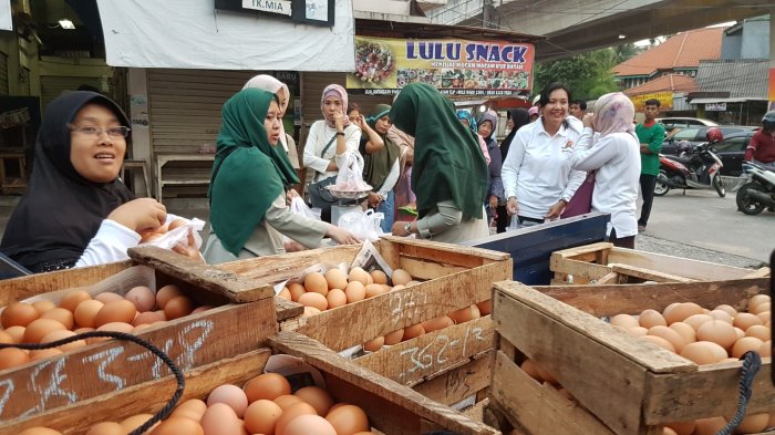 Jelang Natal dan Tahun Baru, Permintaan Telur Ayam di Jakarta Meningkat