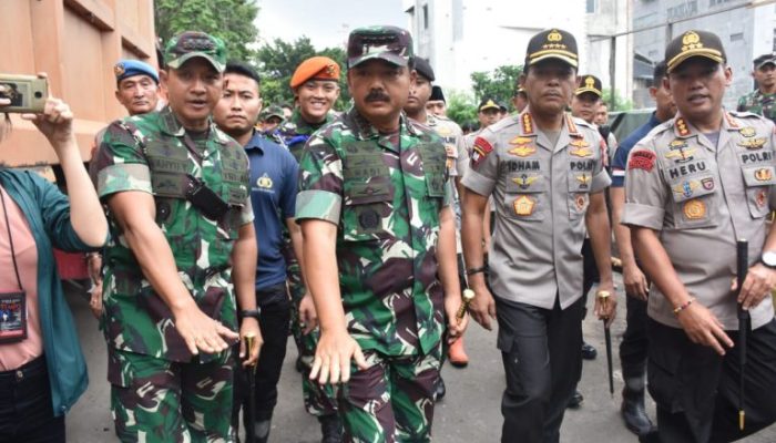 Pasca Banjir, Kapolri dan Panglima TNI Berharap Suplai Listrik Kembali Normal