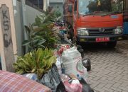 Banjir Surut, Warga Bersihkan Sampah dan Antisipasi Banjir Susulan