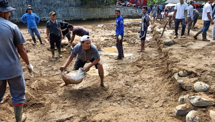 Warga Lebak gotong royong bangun jembatan darurat