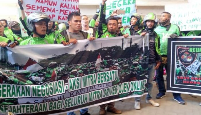 Ratusan Driver Demo Kantor Gojek, Bakar Atribut dan Helem