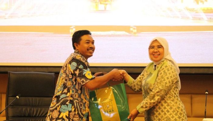 Anggota DPR RI Siti Mukaromah Terima Kunjungan Studi SMPN 1 Patimuan Cilacap