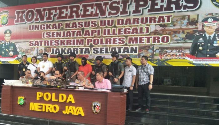 Tujuh Pucuk Senpi Ilegal dan Bom Tangan Ditemukan di Rumah Pelaku Aksi Koboi Jalanan di Kemang