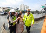 Polisi Evakuasi Ibu yang Hendak Melahirkan Saat Banjir di Daan Mogot