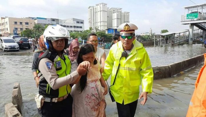 Polisi Evakuasi Ibu yang Hendak Melahirkan Saat Banjir di Daan Mogot