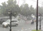 Hujan disertai angin kencang berpotensi terjadi di Jaksel dan Jaktim
