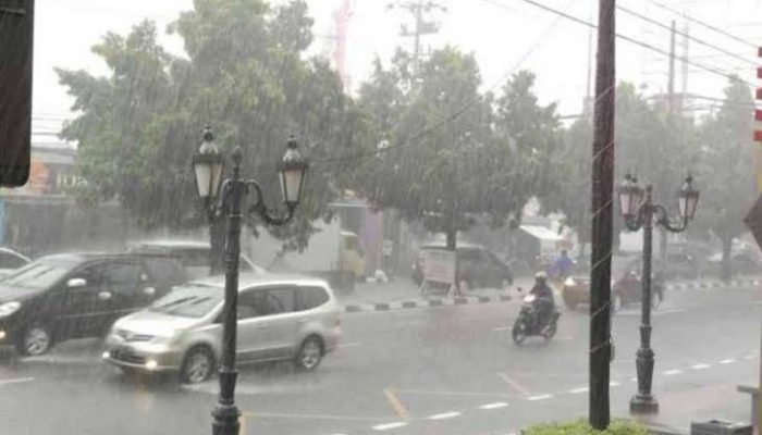 Hujan disertai angin kencang berpotensi terjadi di Jaksel dan Jaktim