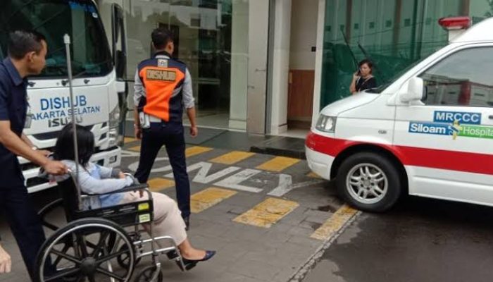 Gunakan mobil derek petugas Sudinhub Jaksel tolong ibu hamil