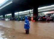Air hujan genangi sejumlah ruas jalan di Jakarta Timur