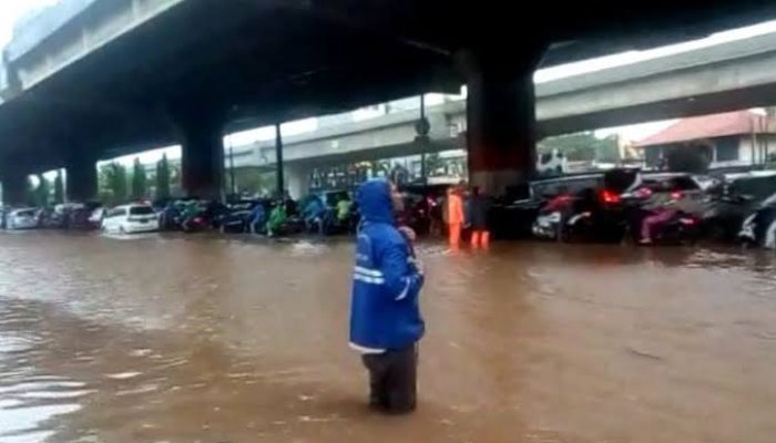 Air hujan genangi sejumlah ruas jalan di Jakarta Timur