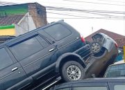 Banjir di Jatiasih surut, mobil bertumpukan di jalan masuk perumahan