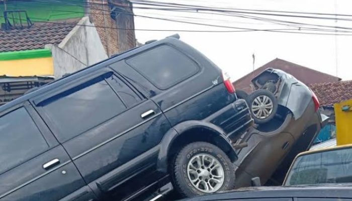 Banjir di Jatiasih surut, mobil bertumpukan di jalan masuk perumahan