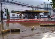 SPBU Shell Daan Mogot terbakar di tengah banjir