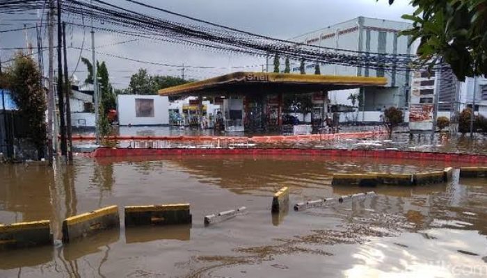 SPBU Shell Daan Mogot terbakar di tengah banjir