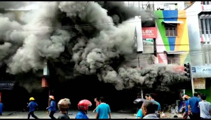 Toko Material Terbakar, 2 Orang Terluka