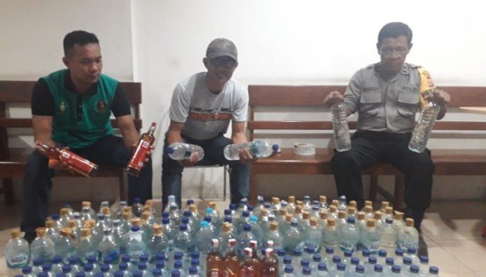 Polsek Pelabuhan Jayapura sita 157 botol miras asal Bitung