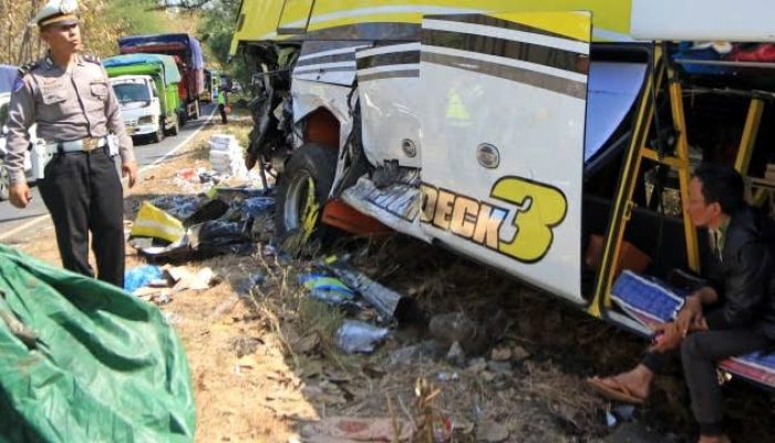 Siswa SD meninggal dalam tabrakan bus sekolah vs truk