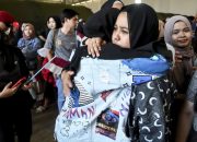 Isak Tangis dan Senyuman Hiasi Wajah WNI Yang Pulang dari Natuna