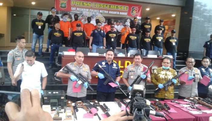 Polisi Tangkap Enam Tersangka dan Sita 20 Senjata Api Ilegal