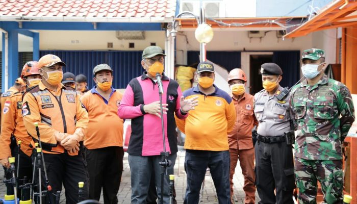 Benyamin Davnie Pimpin Langsung Penyemprotan Disinfektan di Pusat Titik Keramaian