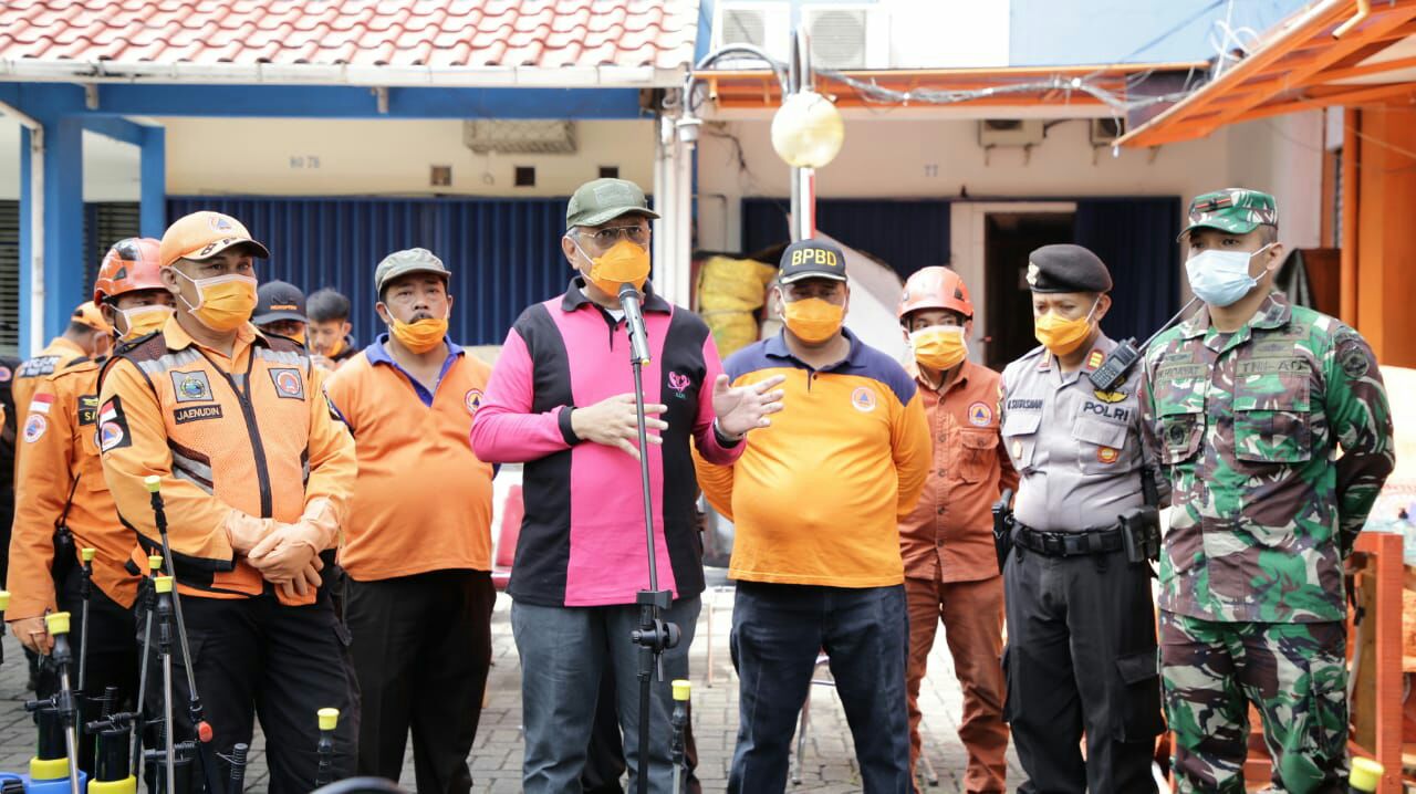 Benyamin Davnie Pimpin Langsung Penyemprotan Disinfektan di Pusat Titik Keramaian