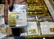 Harga emas naik 4,4 dolar, ditopang kejatuhan ekuitas dan dolar AS