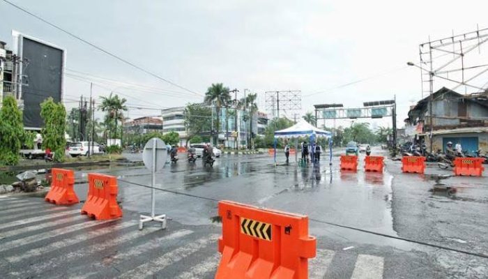 Polisi tutup sementara sejumlah jalan raya di Kota Bandung