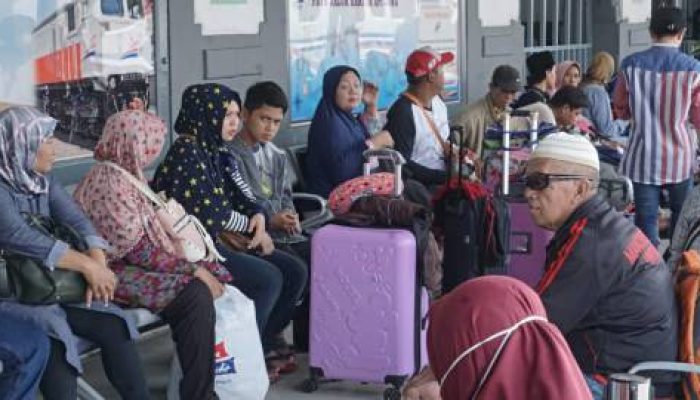 Presiden Jokowi minta kepala daerah lebih tegas cegah warga mudik