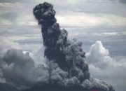 Anak Krakatau erupsi semburkan abu vulkanik 657 meter