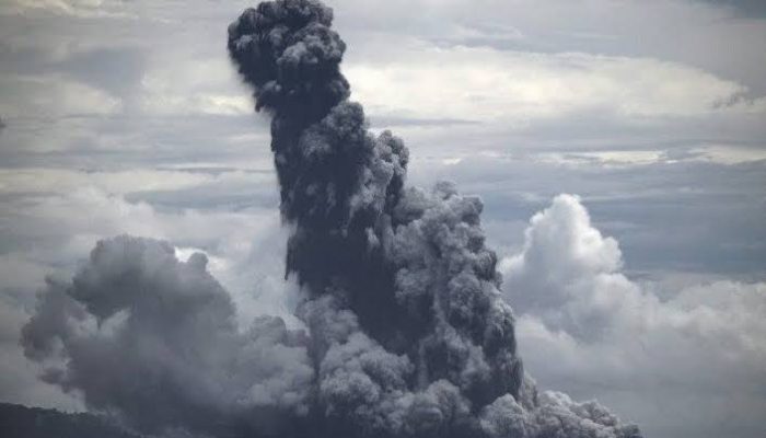Anak Krakatau erupsi semburkan abu vulkanik 657 meter