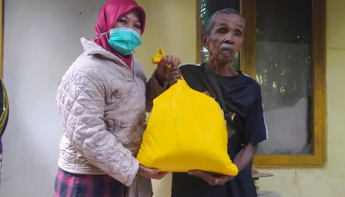 Relawan Benyamin-Pilar Berikan Bantuan Pada Kakek Paijo