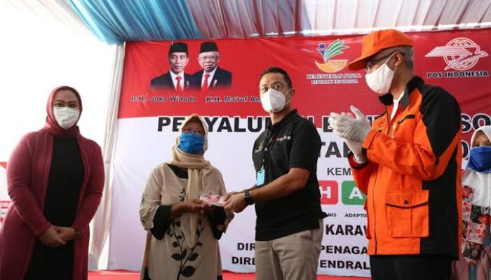Mensos blusukan ke Bekasi dan Jakbar salurkan paket bantuan Presiden