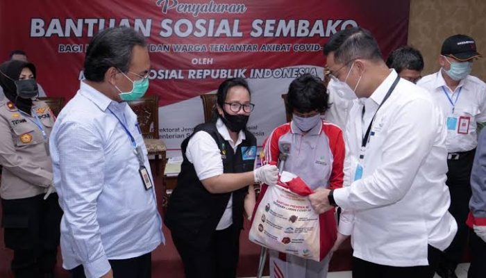 Mensos pastikan korban PHK dan warga terlantar terima bansos