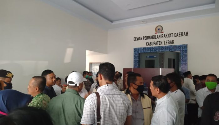 Serbu Kantor Dewan, Ratusan Warga Lebak Persoalkan Postingan Dewan Musa