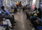Penumpang naik KRL wajib pakai masker dan baju lengan panjang