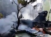 Pesawat TNI AU jatuh di kawasan permukiman penduduk di Riau