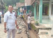 Bangun Drainase Desa Kalanganyar Gunakan Dana Desa